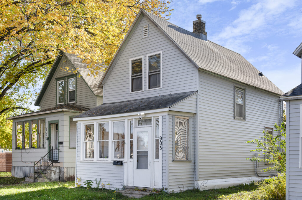 905 N 4th St, Grand Forks, ND 58201