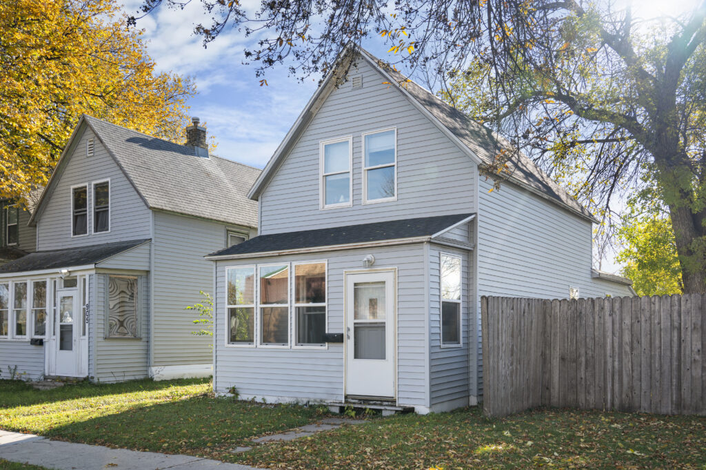 907 N 4th St , Grand Forks, ND 58201